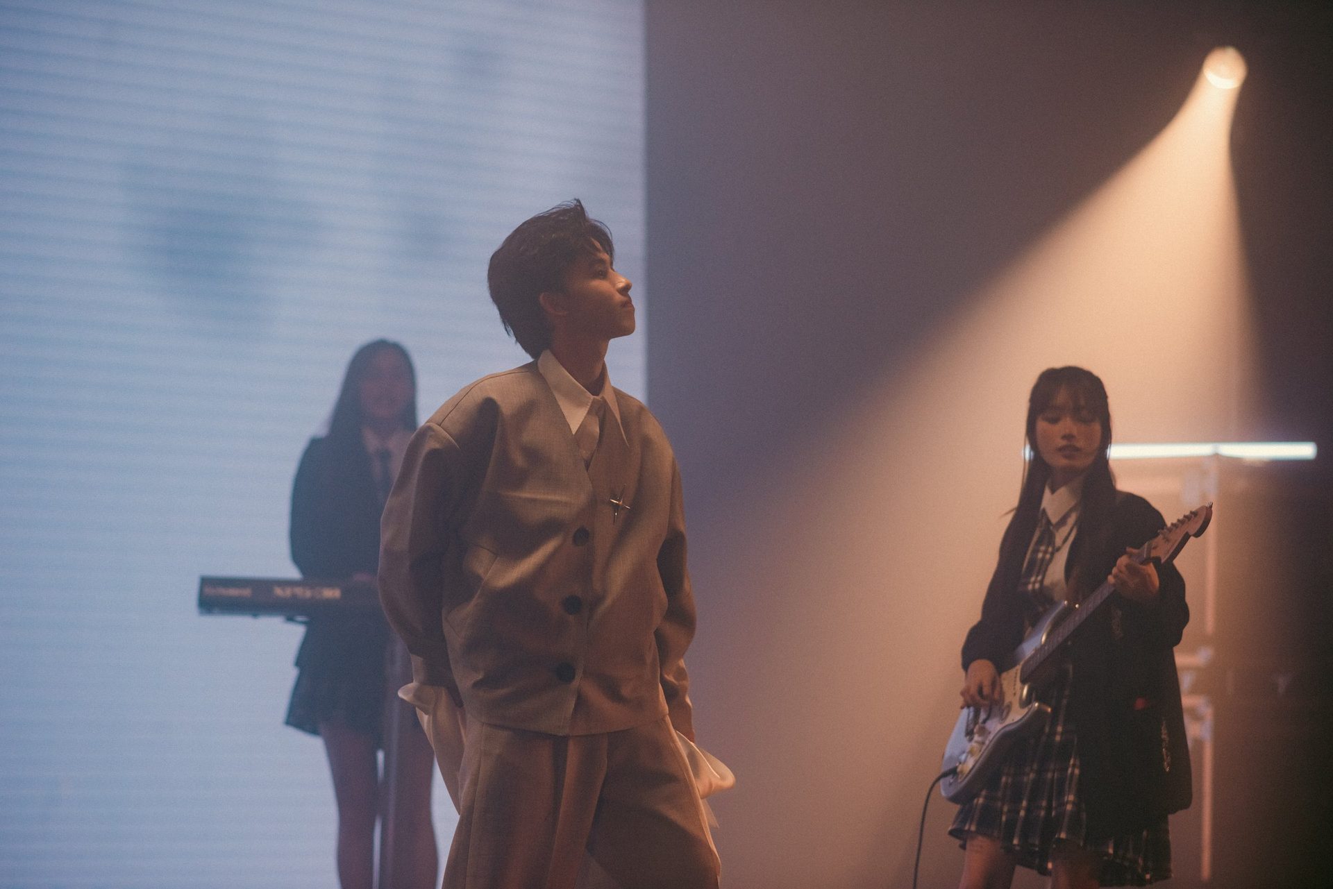 MV Hòa Minzy - NhanhMedia
